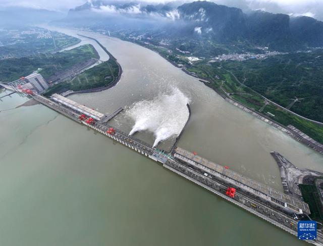 三峡水库2024年首次开闸泄洪 迎战长江洪峰，蓄水调节保安全