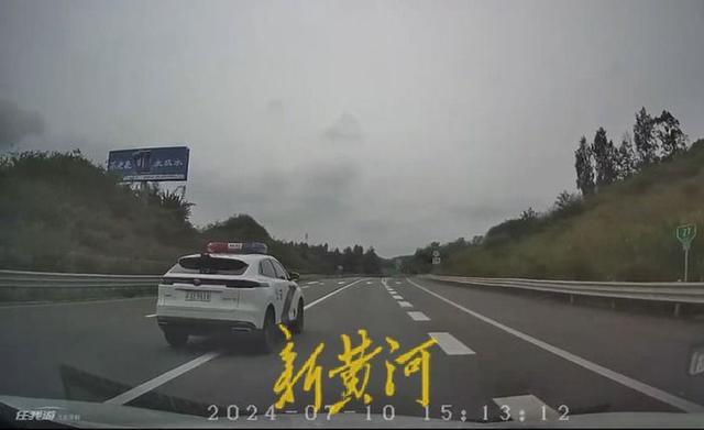 重庆警方回应警车高速别车实线变道