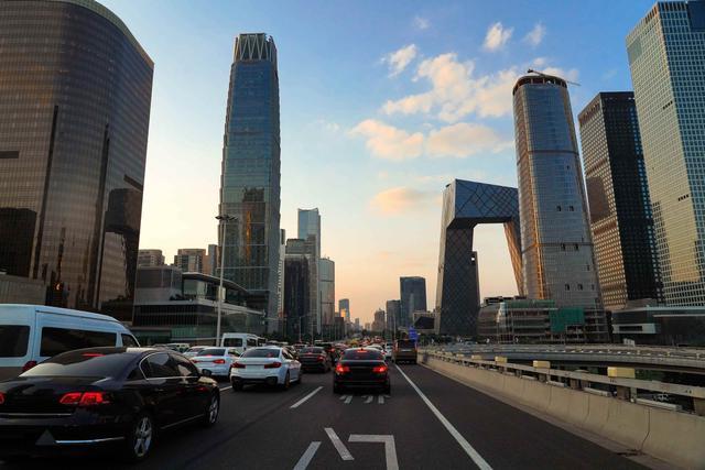 智能驾驶的城市竞争中谁在领跑？多地百亿级项目加码车路云一体化