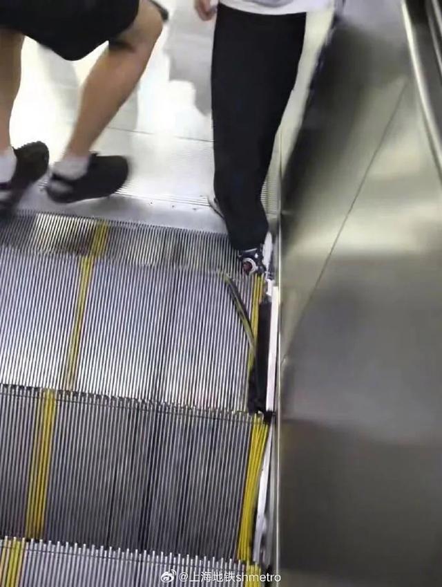 男童坐扶梯被夹脚，扶梯当场变形！目击者称“吓到手抖”，上海地铁深夜通报