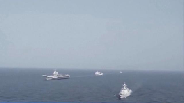山东舰编队还在台岛东部，055大驱“拉萨舰”，已逼近美国本土！
