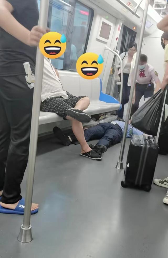 地铁乘务员劝阻大爷手机外放被推倒 公共道德引热议