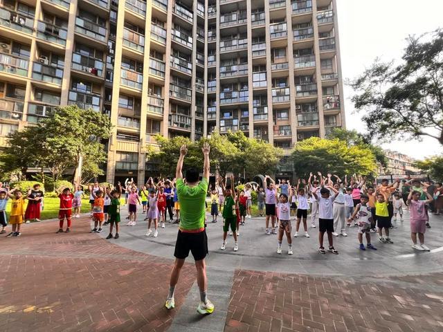 杭州一位爸爸带一两百个孩子晨跑