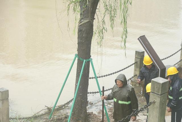 江苏住建系统出动3万人次抢险排涝 守护城市安全，力抗暴雨侵袭