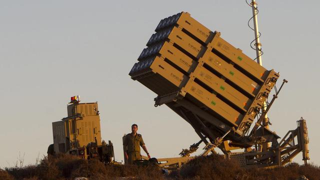 哈马斯自制多管火箭炮连续轰击以军 以色列铁穹系统面临极限考验
