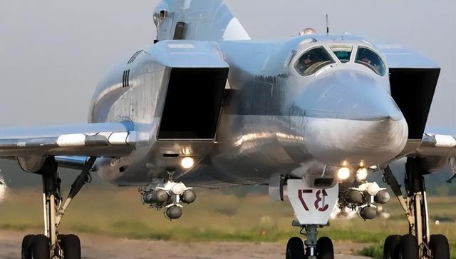 噩梦来袭！俄军3吨航弹插上翅膀，苏-34一次只能带一枚