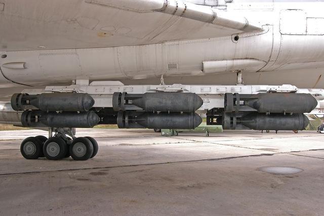 俄军战机投下FAB-3000炸弹现场 乌克兰噩梦加剧