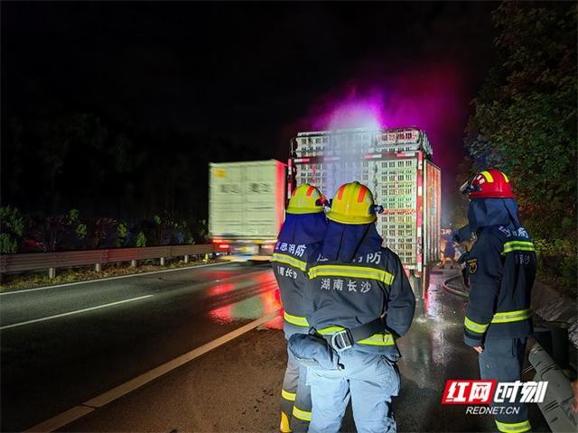 消防员出动消防车为5000只鸭降温 大货车上的“蒸汽鸡”快不行了！