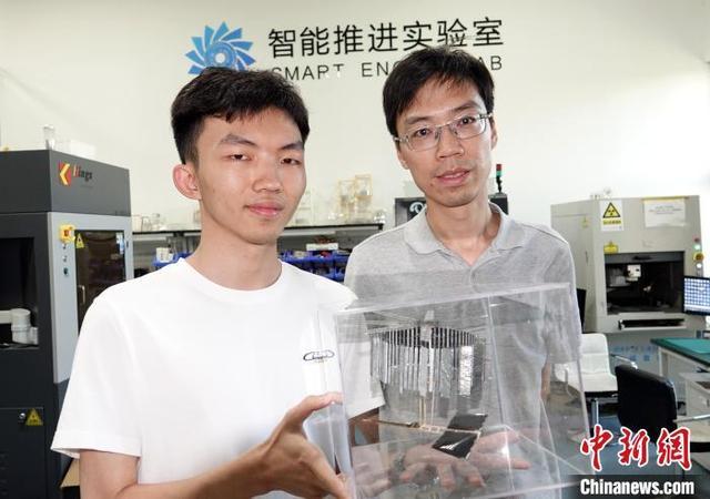 中国科学家成功研制微型飞行器 光驱微型无人机翱翔蓝天