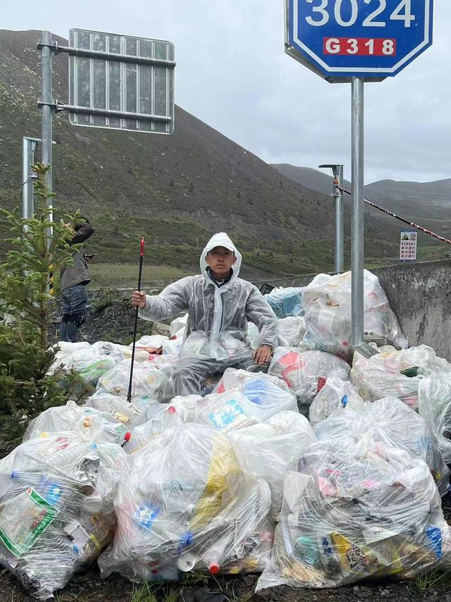 旅行打卡小伙已捡8吨垃圾 环保行动引热潮