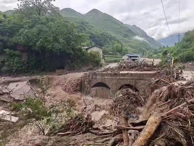 雅安暴雨：村民在睡眠中被洪水卷走，30余人失联盼平安