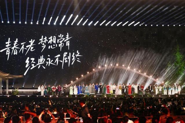 白娘子30年后又在杭州唱千年等一回 致敬经典，回忆青春