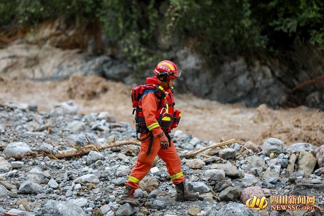 消防救援队伍在雅安持续开展救援 携搜救犬翻山越岭