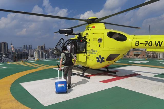 直升机为73岁老人送移植肺源 争议与祝福缺失的背后