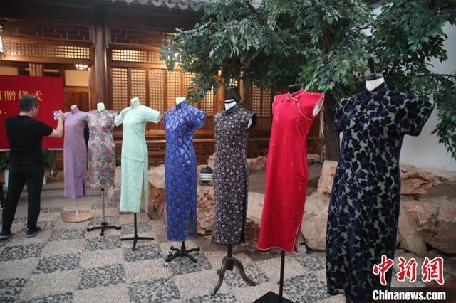 张信哲向上博捐赠12件晚清民国服装 海派旗袍魅力展现