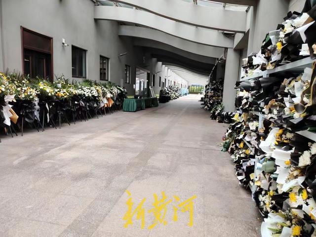 众多市民冒雨送别李晟医生 医德高尚引全城悲恸