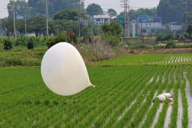 韩对朝扩音喊话后，朝投放“垃圾气球”