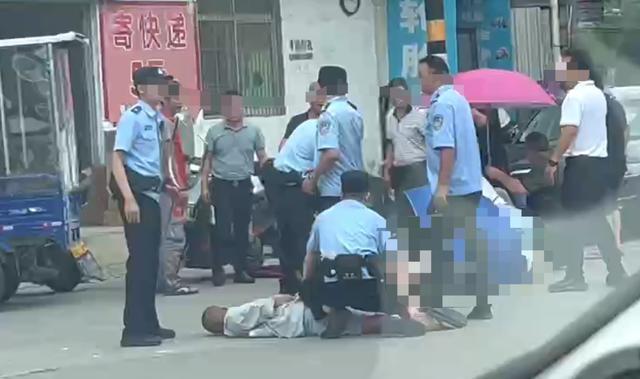 广东一村干部取快递时遭捅死 行凶现场曝光，警方介入调查