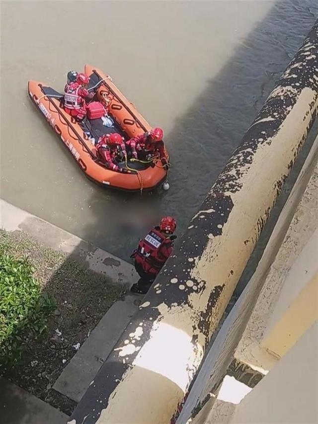 上海21岁小伙为救父亲溺水身亡