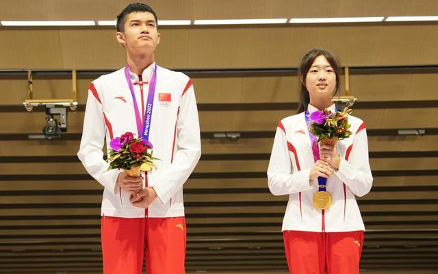 中国代表团连续两届奥运会收获首金 00后神枪手续写辉煌