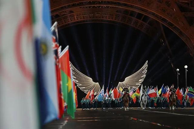 巴黎奥运会开幕式绝美一幕 中国红闪耀塞纳河