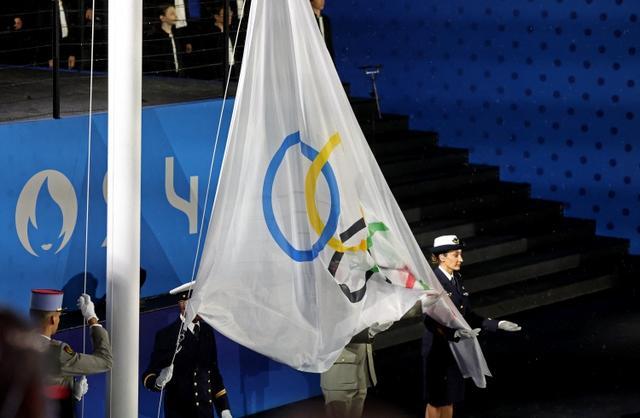 奥林匹克会旗挂反了