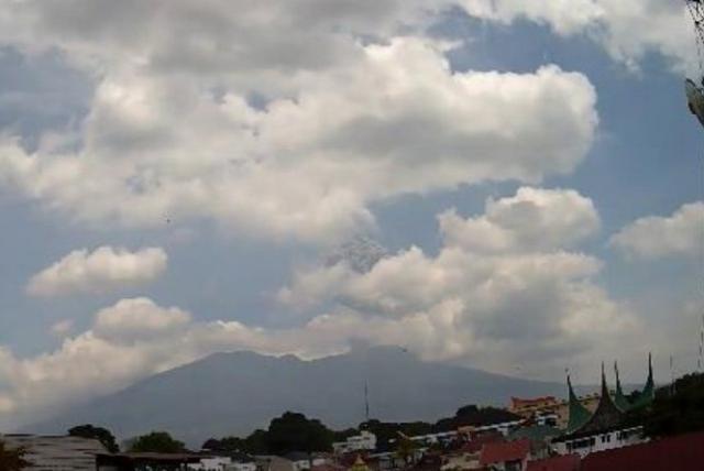 印尼马拉皮火山喷发 800米火山灰柱震撼夜空