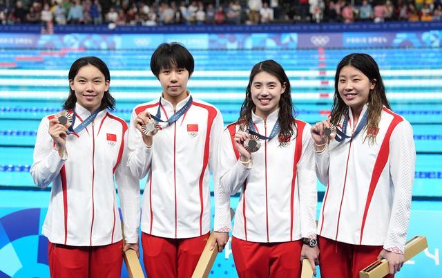 中国女子4x100自接破亚洲纪录摘铜 巴黎赛场荣耀时刻