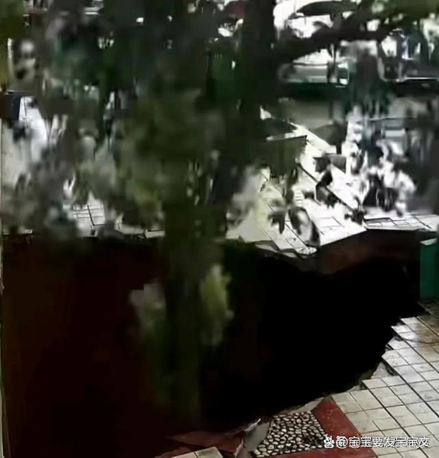 湖南湘潭一商铺门口塌陷近5米深
