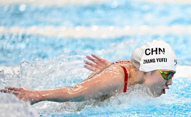 中国游泳再收获一枚奖牌！女子100蝶张雨霏摘铜，美国包揽前两名