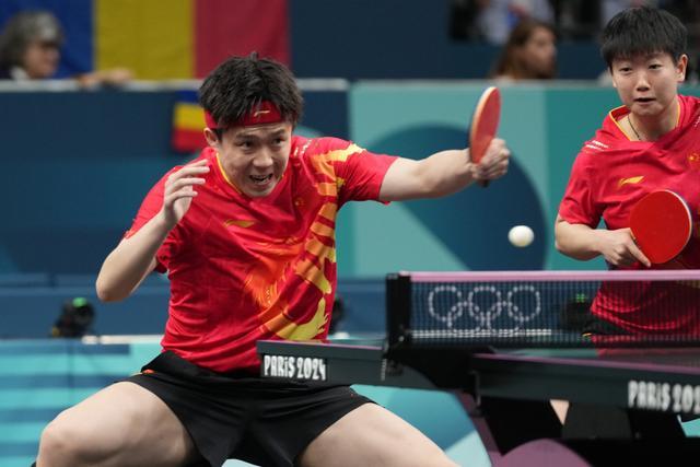 外国人在乒乓球赛场给中国队喊加油