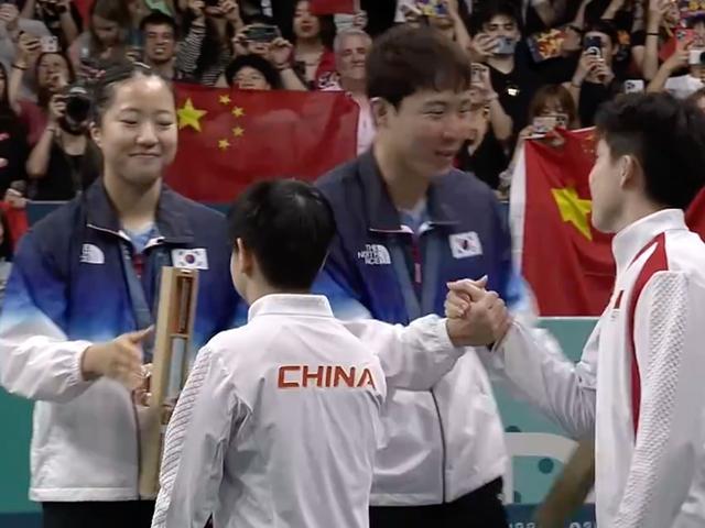 这一刻体育无国界了 朝鲜组合和韩国组合完成了历史性握手