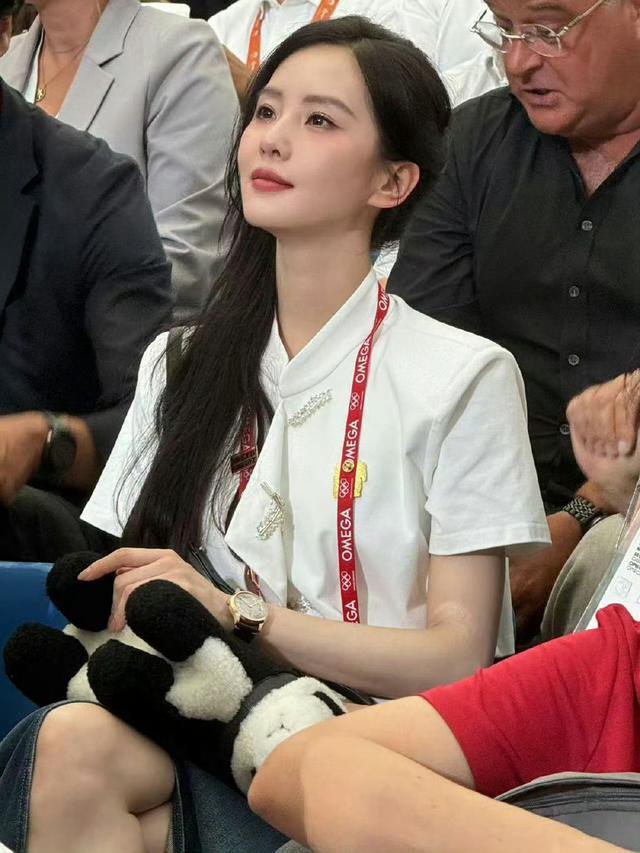 刘诗诗现身奥运会击剑赛场穿新中式看击剑，网友称还保持着少女感