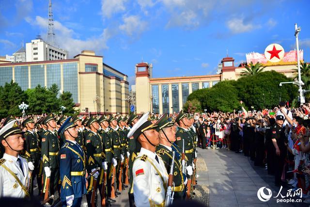 江西南昌：八一节 升国旗，市民游客共庆建军辉煌