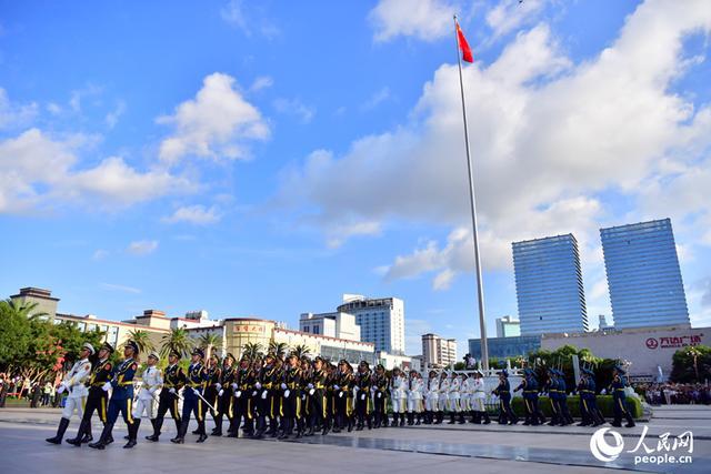 江西南昌：八一节 升国旗，市民游客共庆建军辉煌