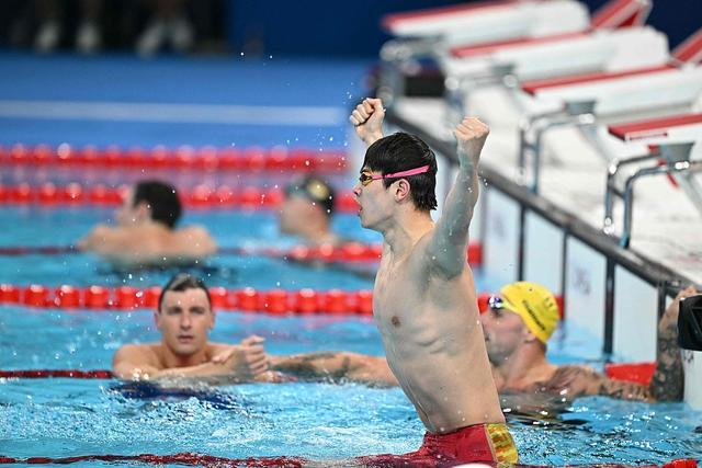 中国泳军首金：潘展乐破纪录夺冠，强势提振士气