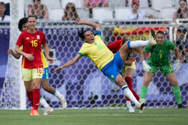 奥运女足：西班牙2-0巴西3战全胜小组第1晋级8强 玛塔直红泪洒赛场