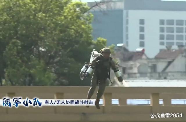 帅爆了！中国鸟形无人机亮相：士兵手动放飞 悄无声息搞定战场侦察 ——仿生科技引领未来战场