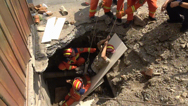 工地突发坍塌工人被埋压 消防救援 科学施救化险为夷