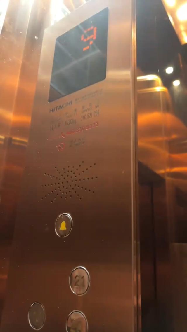 记者采访小区电梯问题被困电梯