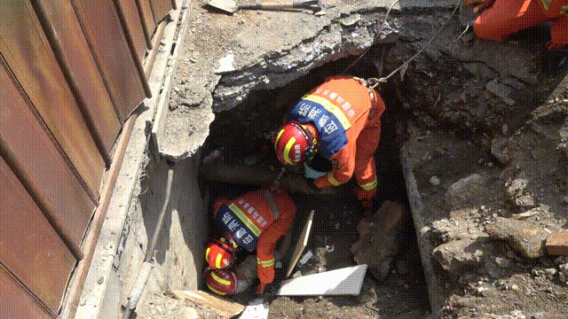 工地突发坍塌工人被埋压 消防救援 科学施救化险为夷