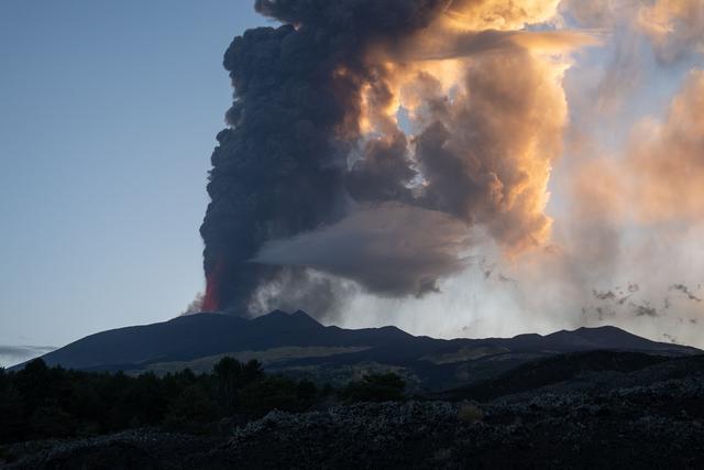 埃特纳火山再喷发场面壮观 欧洲最高活火山震撼喷发