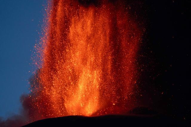 埃特纳火山再喷发场面壮观 欧洲最高活火山震撼喷发