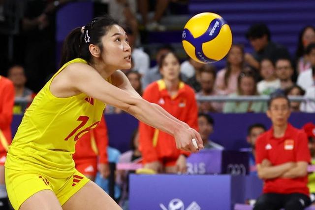 中国女排赛点局遭遇争议判罚 逆风翻盘锁定小组第一