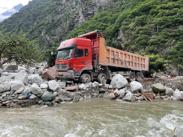 遭遇特大泥石流后的康定村庄