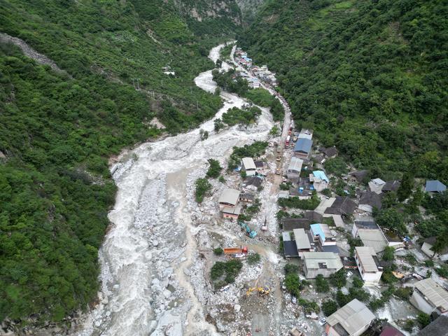 遭遇特大泥石流后的康定村庄