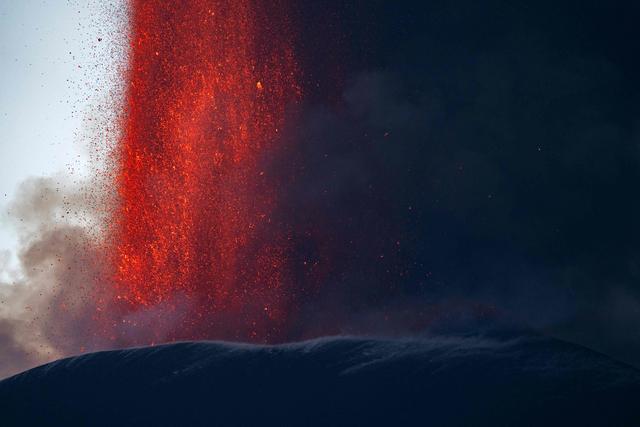 埃特纳火山再喷发场面壮观 欧洲最高活火山震撼喷发