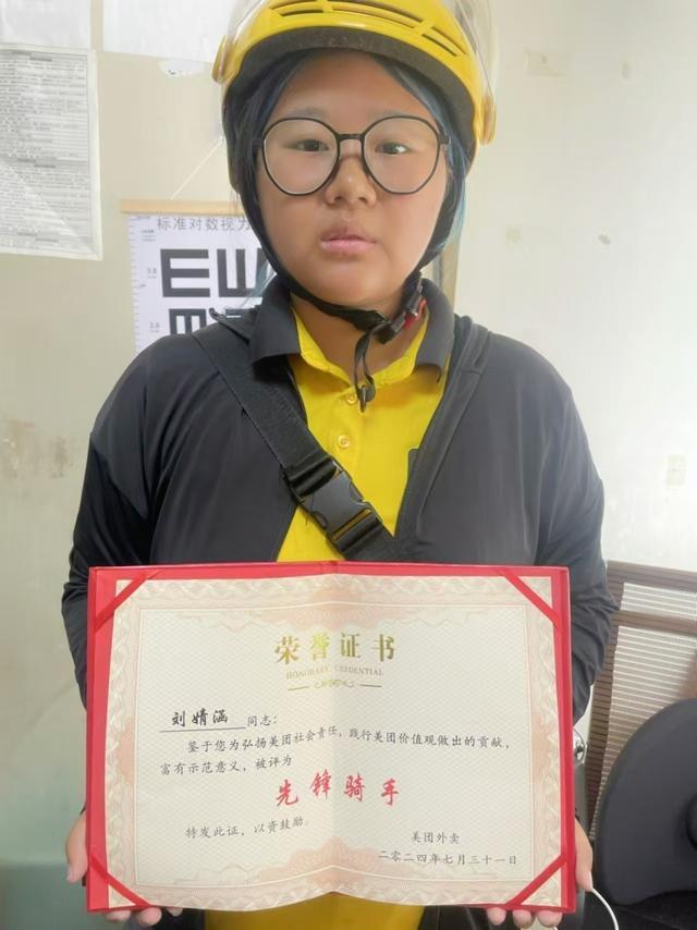 男子路边晕倒外卖小哥暖心救助 女骑手挺身而出显担当