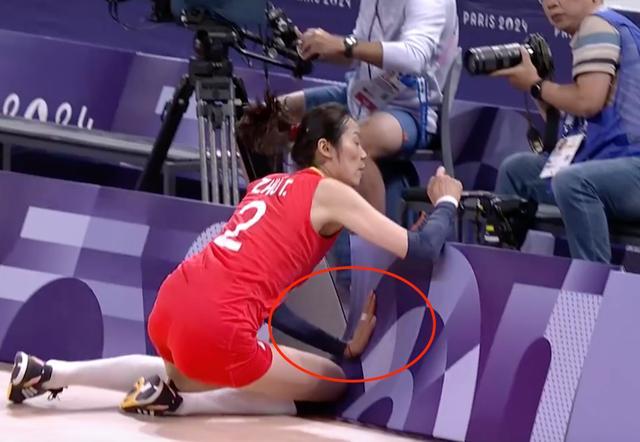 朱婷受伤一幕曝光 队友拥抱关心 奥运观赛团温馨瞬间