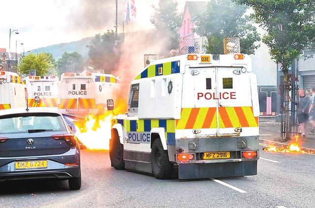 骚乱席卷英国 唐宁街被扔燃烧瓶